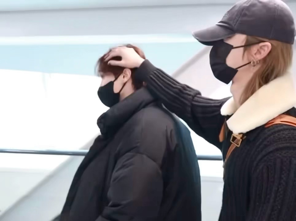 啊啊啊啊啊啊请看这个摸头杀徐明浩给了夫胜宽一个摸头杀