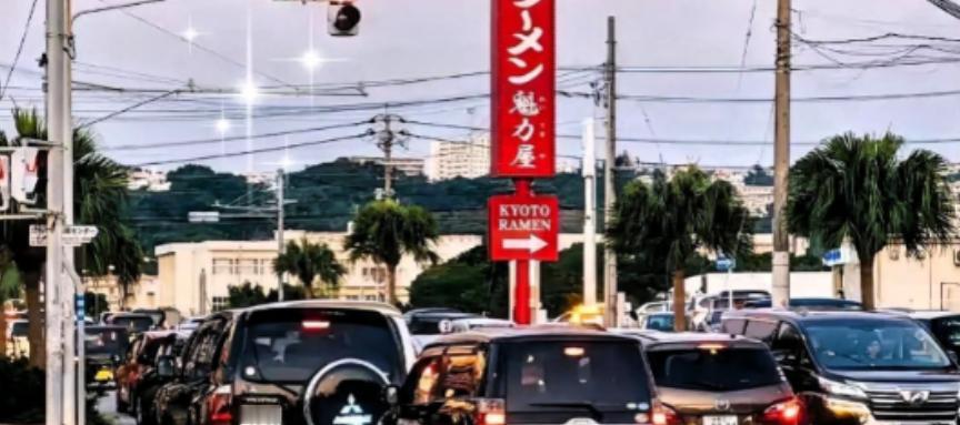 果不其然！

最近冲绳街头又出现抗议人群，当地人举着标语，要求美军撤离基地。很多