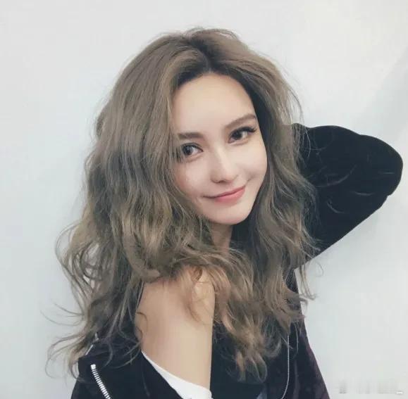 #网友清华偶遇周扬青#哈哈，看来周扬青真的很受大家的喜爱呢！在清华食堂偶遇她，真