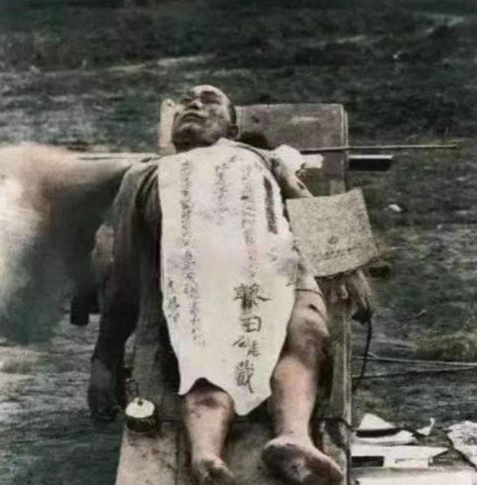 1939 年，日军王牌飞行员藤田雄藏跳伞后，竟用手枪打死发现他的中国船工。我军战