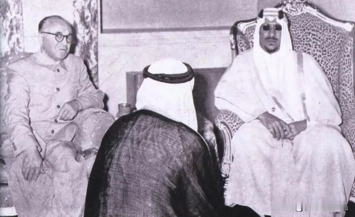 1956年，中国伊斯兰教协会主任包尔汉率领朝觐团前往沙特朝觐，会见了沙特国王（如