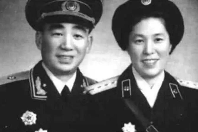 1957 年，开国少将携妻子回乡扫墓，一个妇人从老宅走出，看到他时，妇人一愣，原