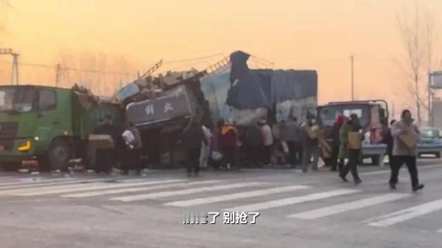 12月25号河南周口鹿邑县这事儿太气人！李某开货车沿214省道走，撞上路边拉砖车