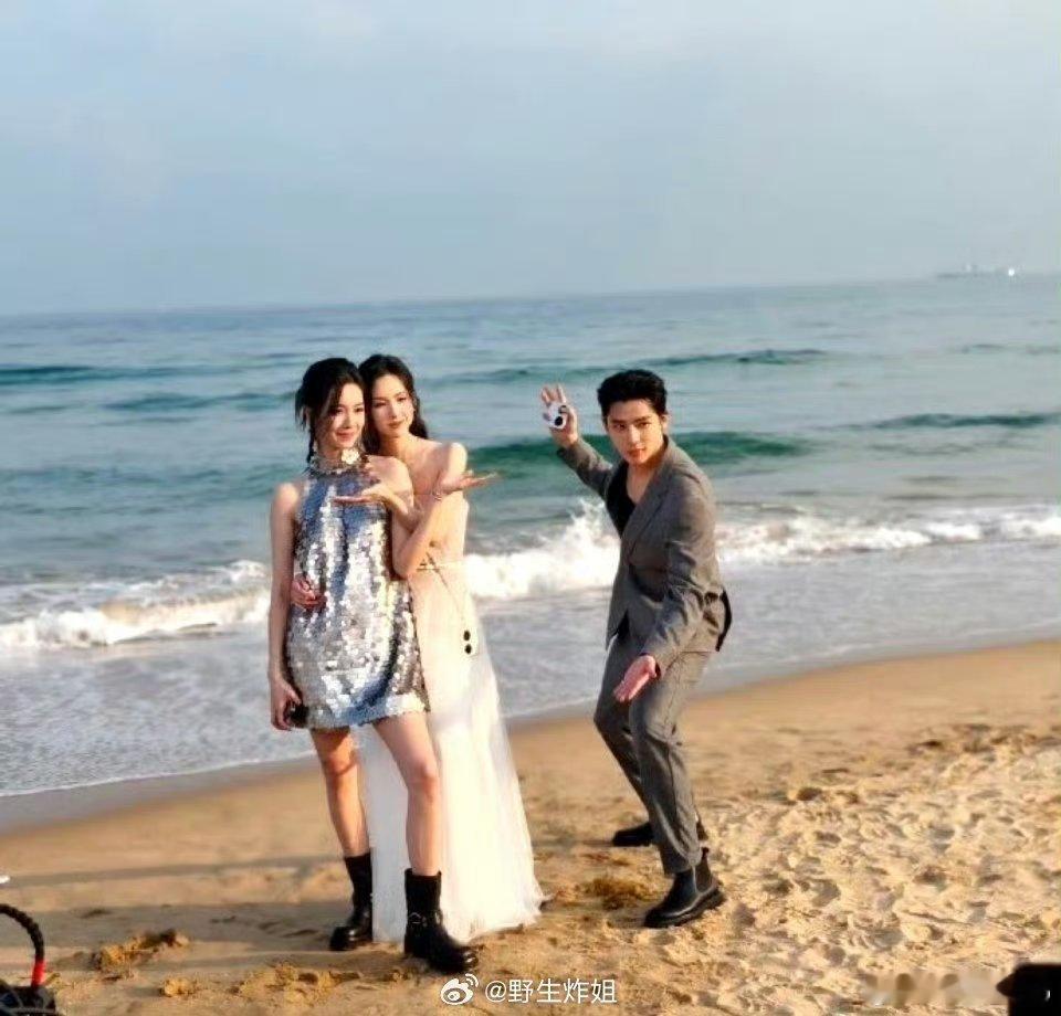#陈都灵王安宇庄达菲同框照# 美女贴贴不带王安宇#王安宇你有点多余了# ​​​