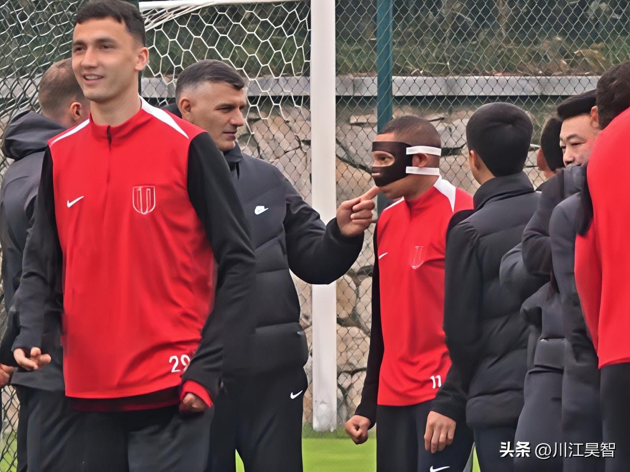 面具下的铁血：席二娃为蓉城周日战咬牙坚守
 
周日中超第二轮，成都蓉城坐镇凤凰山