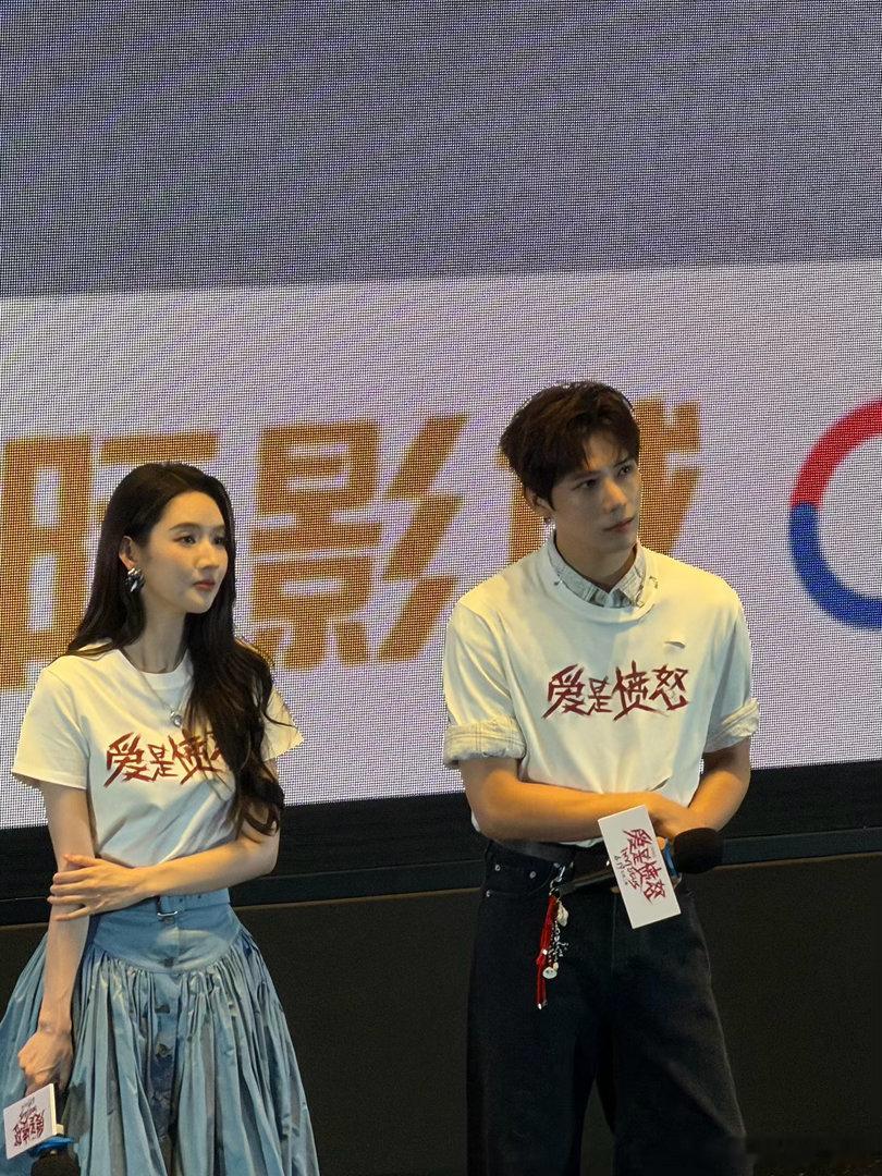 王玉雯刚出炉的蓝莓小蛋糕王玉雯这个回头好明媚路透里蓝莓小蛋糕氛围感满分，王玉雯自