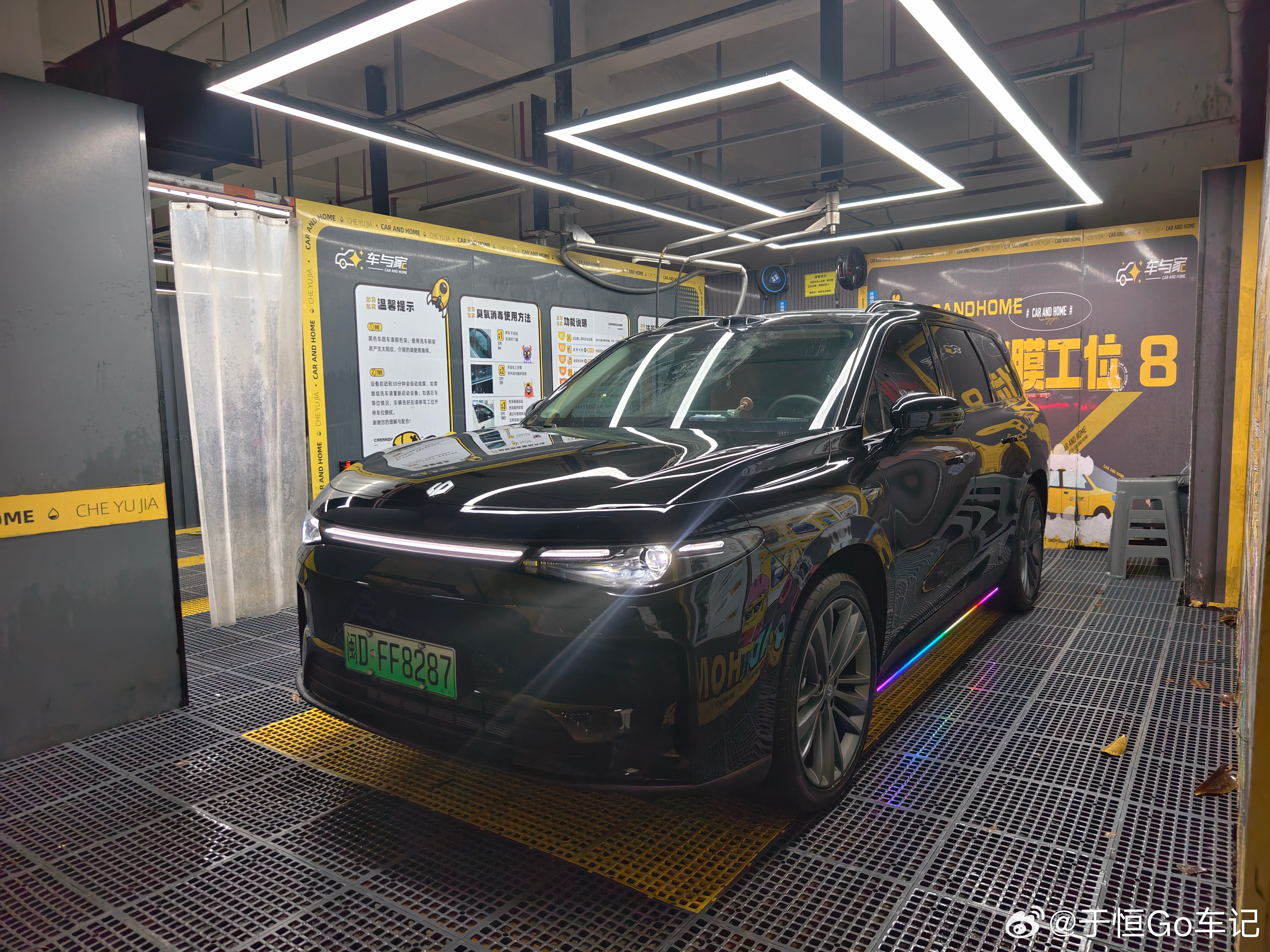 一大早吧零跑开来洗车昨天一趟高速来回外观有点灰简单自己动手洗洗，花了6.18元感