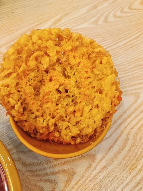 炸个蛋花居然要6只手所以明明两个蛋就能做出很大一个炸蛋，为啥那些店敢卖我8块。 