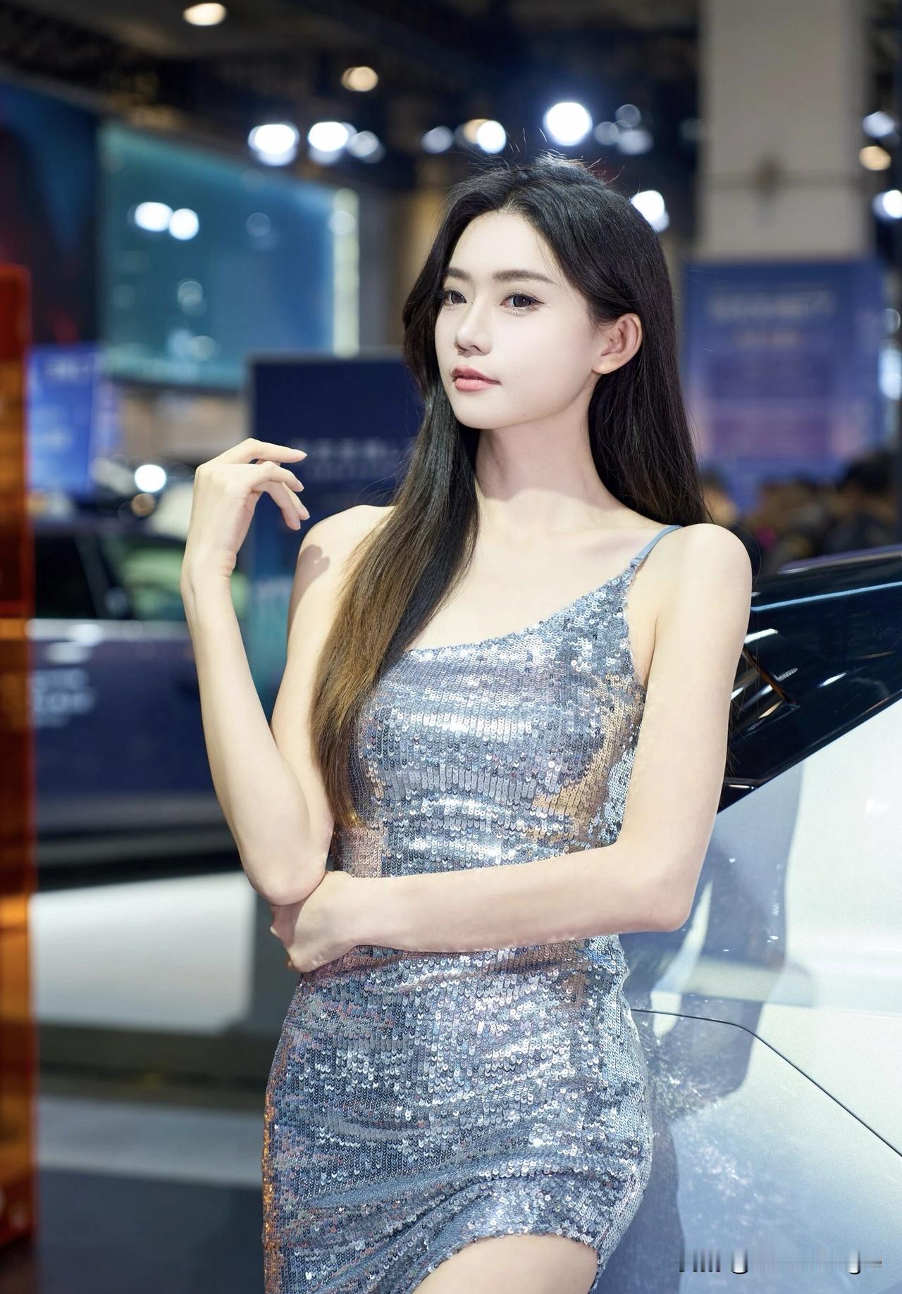 银光闪烁，佳人倚车旁。