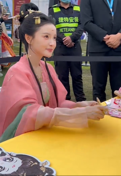 谁教林小宅穿古装营业的 谁这么懂行教林小宅穿古装营业啊！这古装一上身，颜值直接飙
