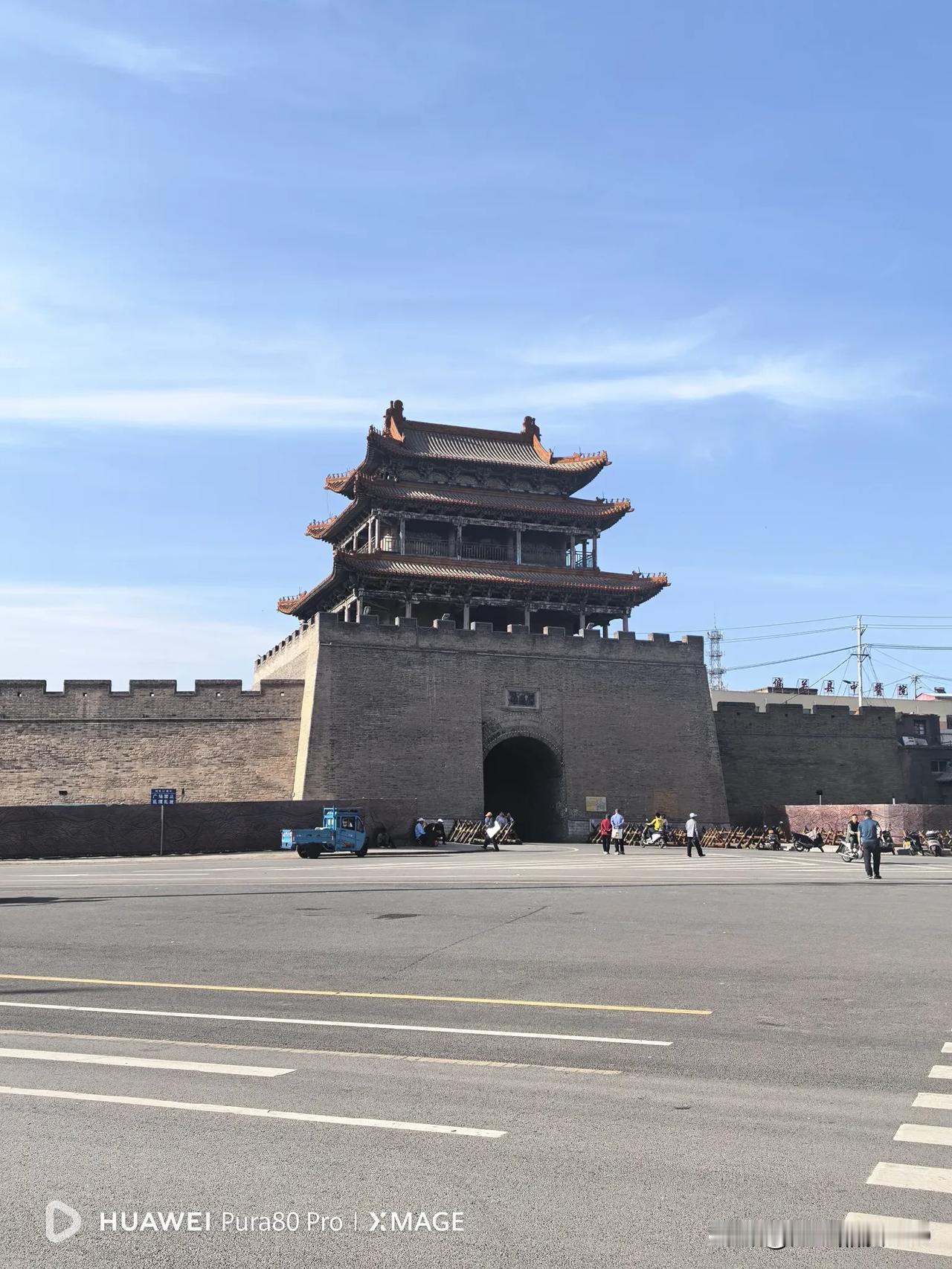 古城墙随拍随想在我去过的古城中，感觉北方的古城墙更多一点，而且城墙的厚重感更强。