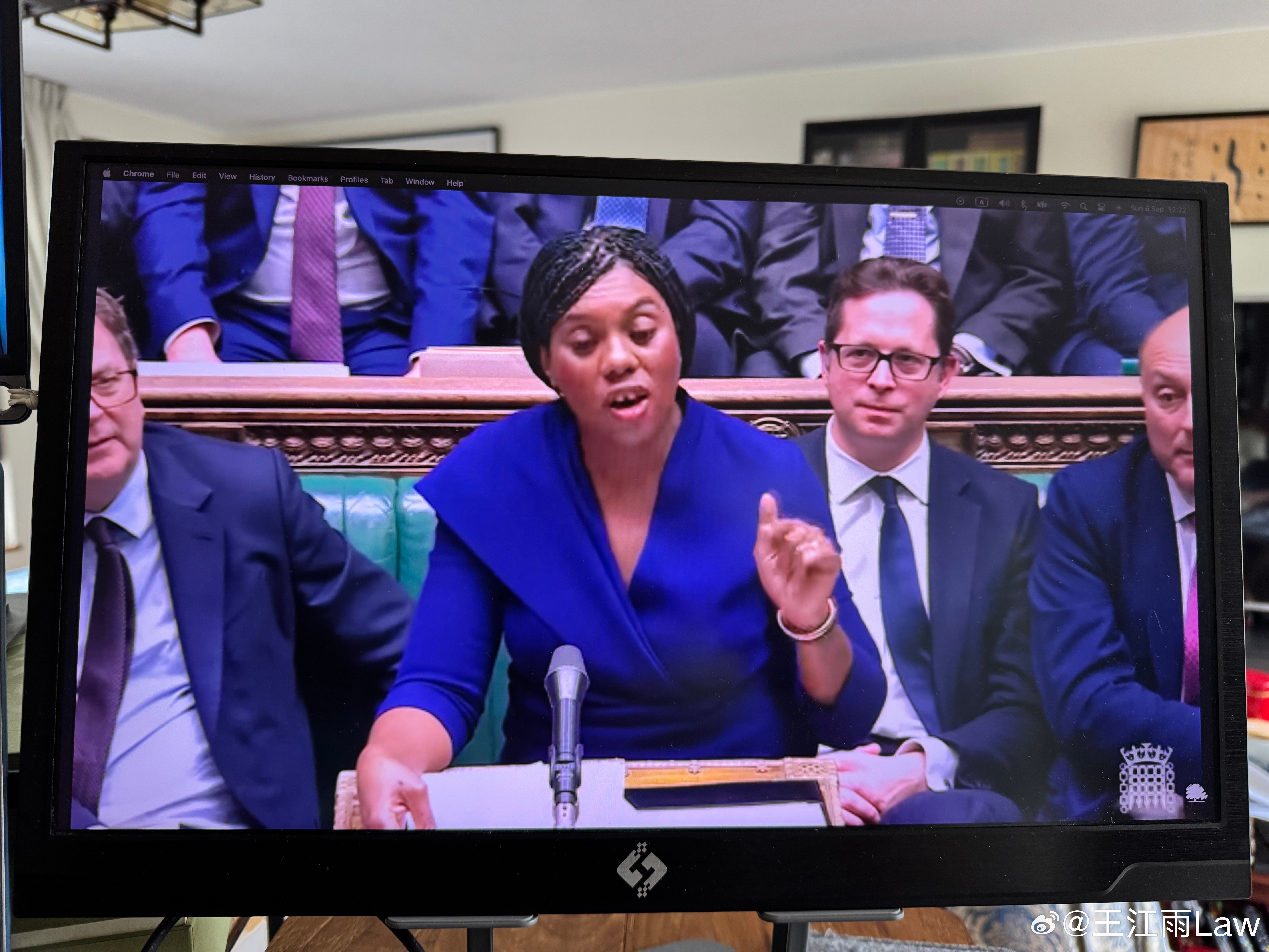 这姐们成为保守党领袖后，英国议会辩论重新变得好看了。口音纯正，叙事清楚，进攻性十