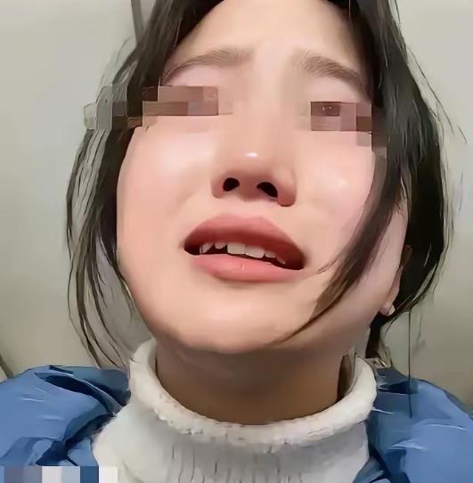 光棍收养女孩18年，邻居感觉关系不正常报警，一推门所有人惊呆，村里的老陈打了一辈