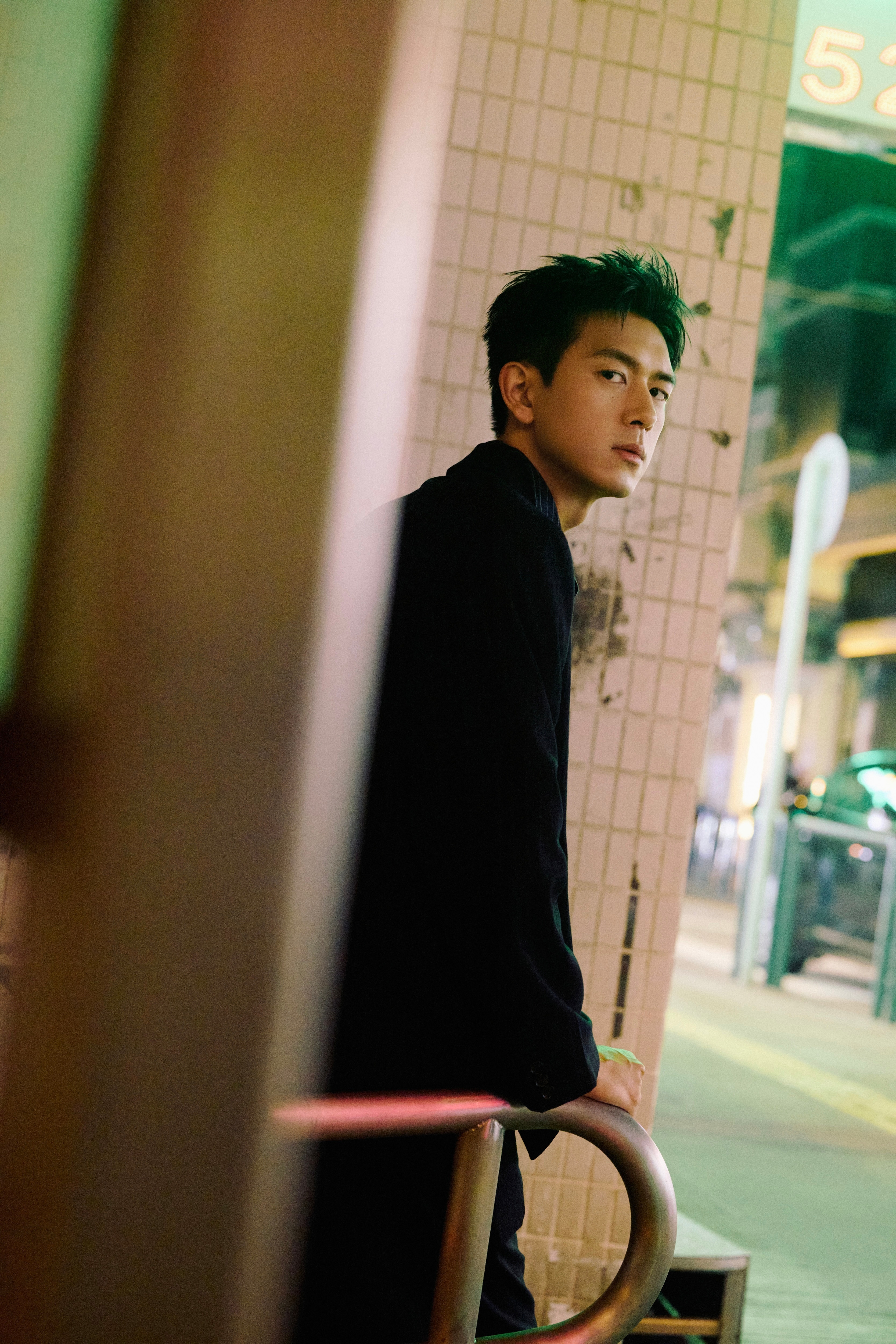 李现澳门街拍大片李现只需轻轻出手，就被拿捏。李现澳门街拍大片，一起赏析。李现只需