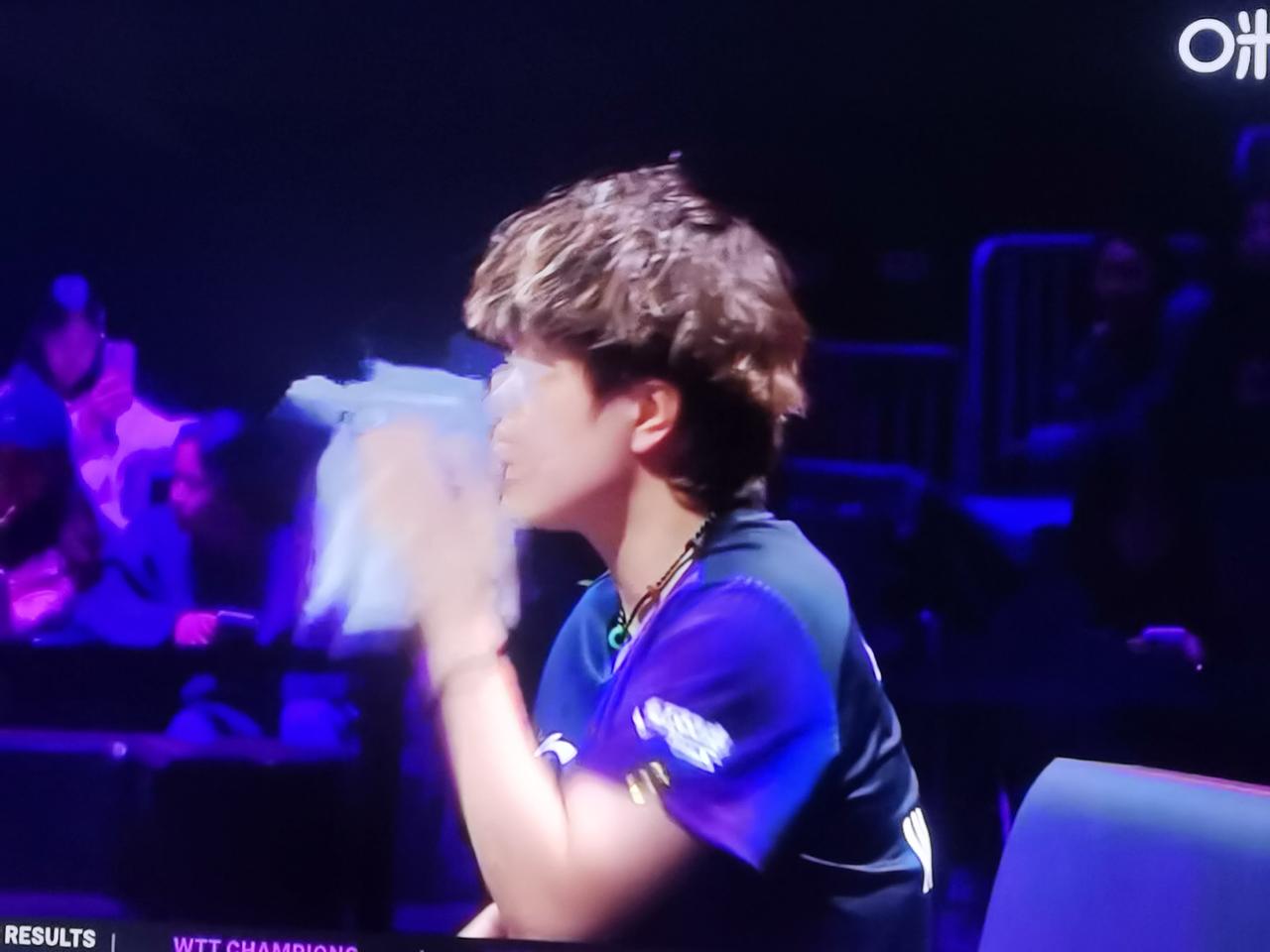 正在进行的重庆冠军赛女单半决赛在蒯曼和王艺迪之间拉开帷幕，仔细反复看王艺迪的发型