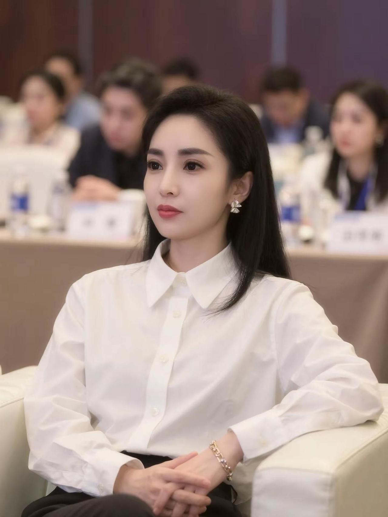上热搜 优雅气质