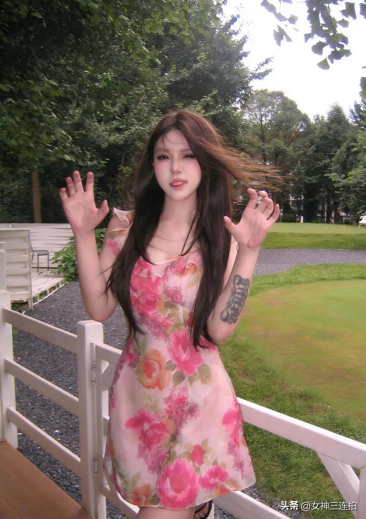 这姑娘在户外摆姿势拍照呢。