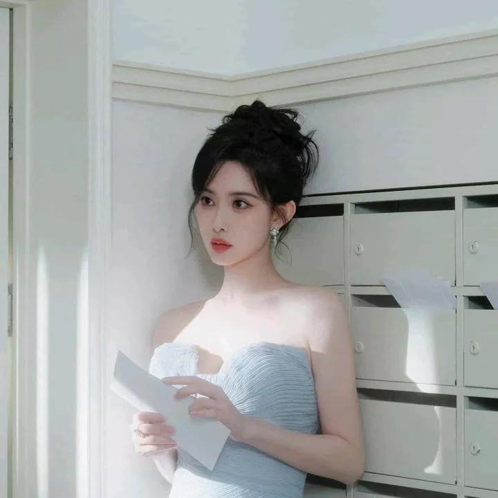 优雅女神，手捧信笺，轻倚信箱，光影交错间，韵味悠长。