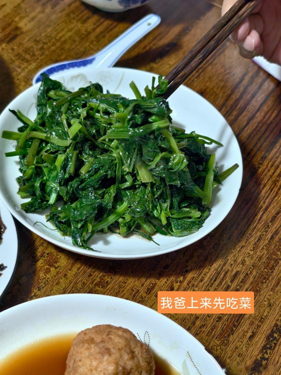 又来蹭饭我爸可真听话呀！乖乖地先吃菜，再吃肉，最后再饭菜一起吃。姑姑指着我送的水