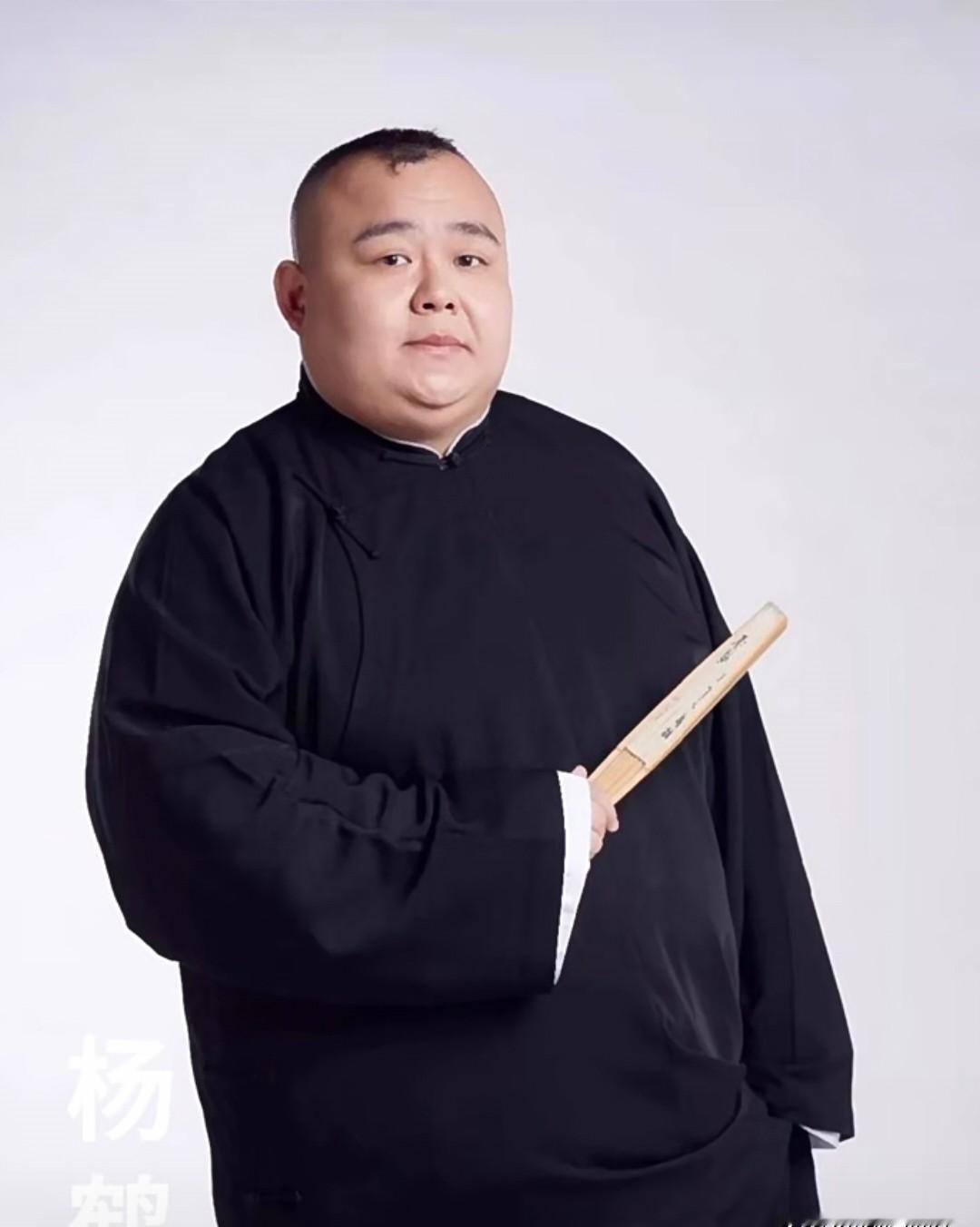 杨鹤通在德云社干了17年，教学主任职务被撤了。
就因为他在直播间帮曹云金说了句话