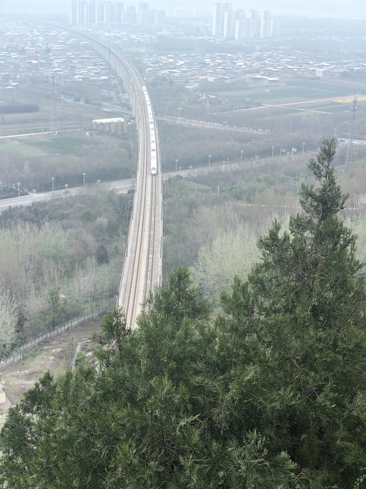攀登将军山，观赏西成高铁驶入秦岭隧道之景

午后闲暇无事，我与朋友前往鄠邑区将军