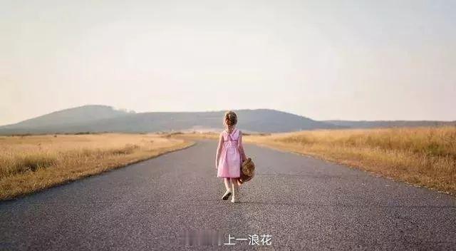 面对赞美，不必心生膨胀，看淡就好；面对诋毁，也无需妄自菲薄，理性对待。唯有明确自