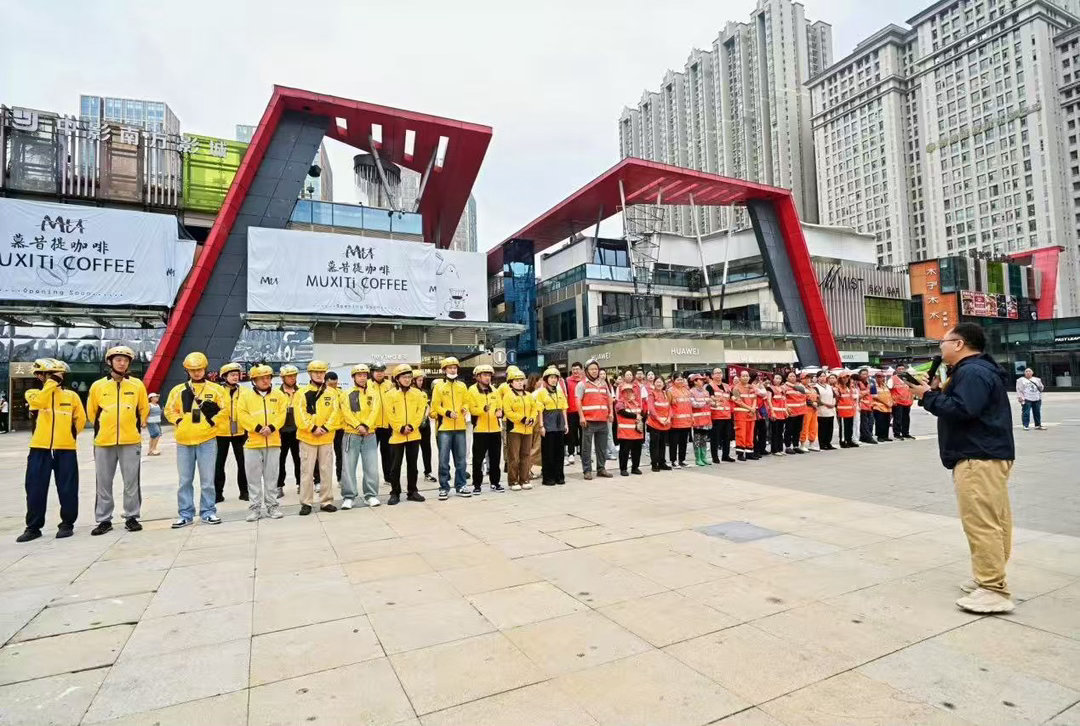 跟着外卖小哥吃遍贵阳地道小吃 高温天跑单不容易，但肖艳春说平台发了新工装送了冰饮