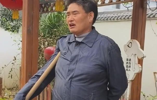 大衣哥朱之文被人盯上了，盯他的人不干别的，就专门给他的演出使绊子。他要去哪儿唱，