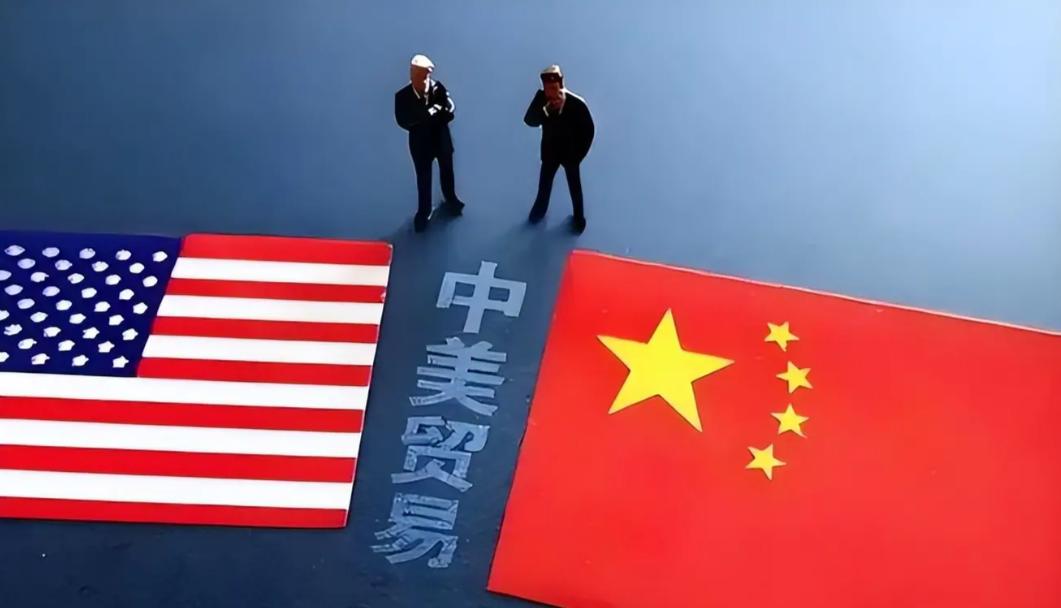 现在全球都盯着中美，就看谁先扛不住。中国这边，仓库里货压成山，想卖卖不动，急得火