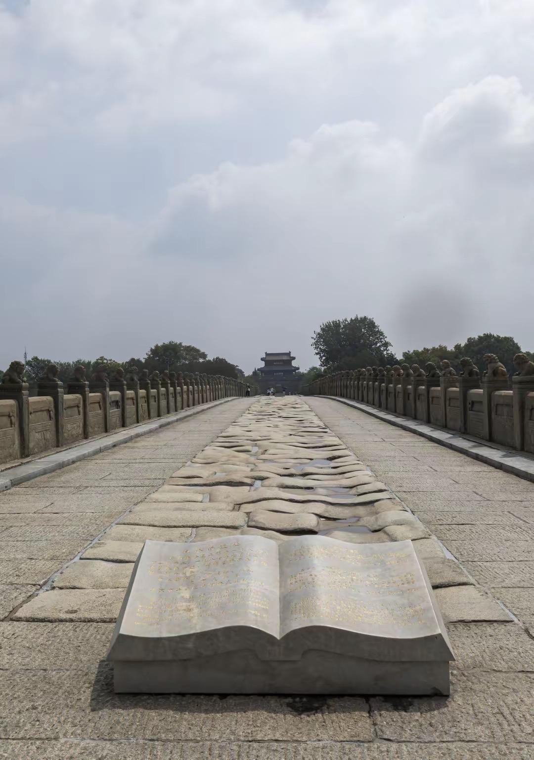 卢沟桥再次开放了，并且还取消了护栏，游客可以近距离接触数不清的石狮子了。记得小时