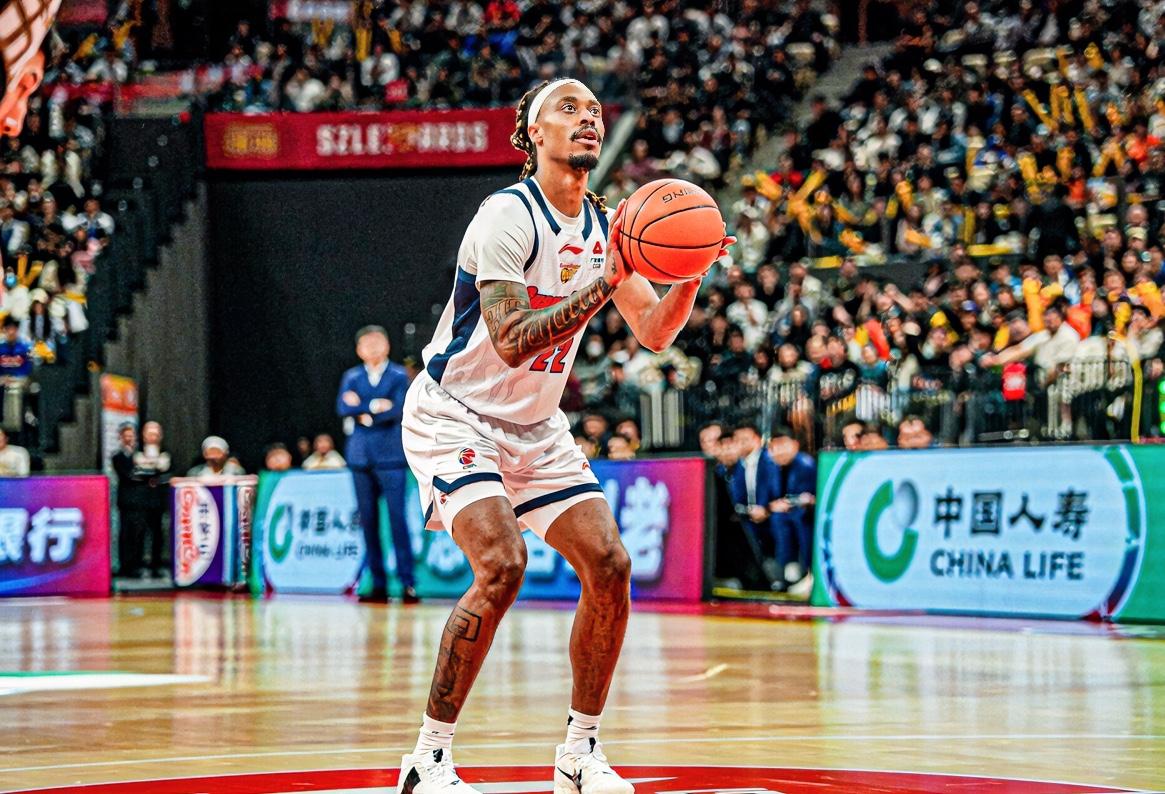 麦考尔彻底打服质疑者！广东东阳光客场第三节落后青岛，麦考尔一扫上一场阴霾独砍25