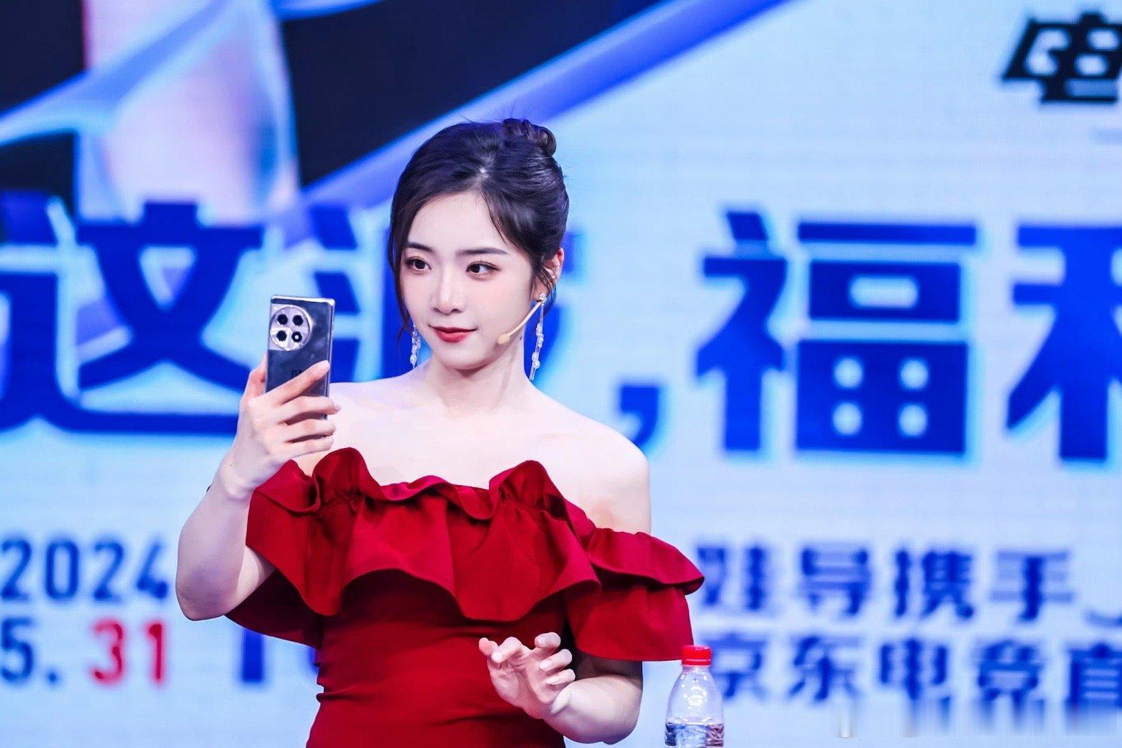 阿姨好美！又是羡慕的管哥的一天[舔屏][舔屏]LPL主持余霜晒活动返图：和专业的