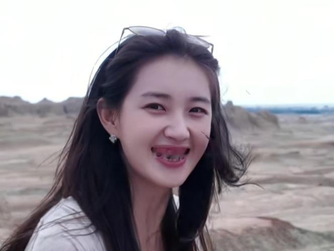 郭宇欣新疆随拍太治愈了！
卸下剧组忙碌，奔赴辽阔的新疆大地，远离城市喧嚣，漫步草