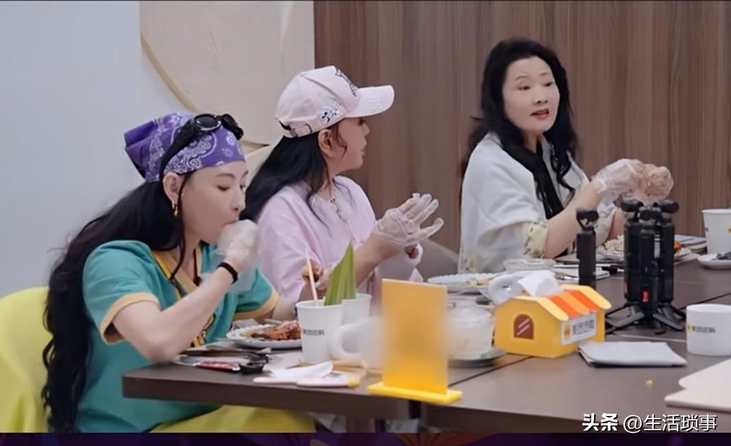 刘晓庆，收收吧，别“假”自己了
……
今天，看到“何赛飞”老师怼“刘晓庆”，真叫