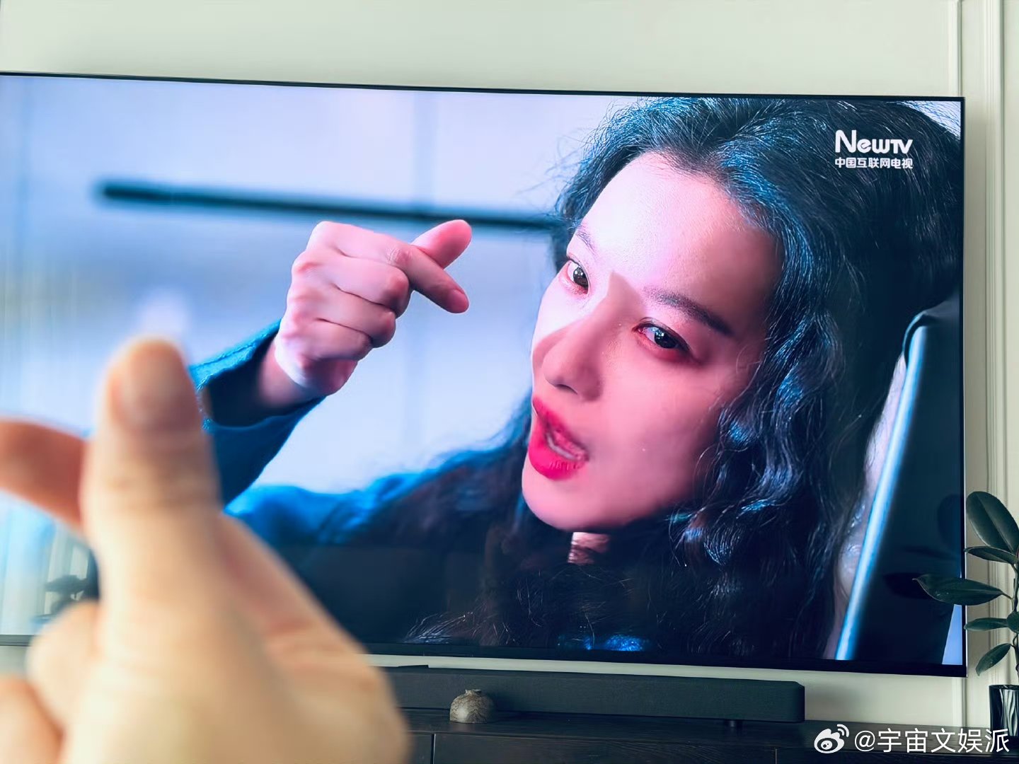 倪妮说高叶是会找镜头合拍的高叶晒出倪妮《隐身的名字》合拍，倪妮评论回复说高叶是会