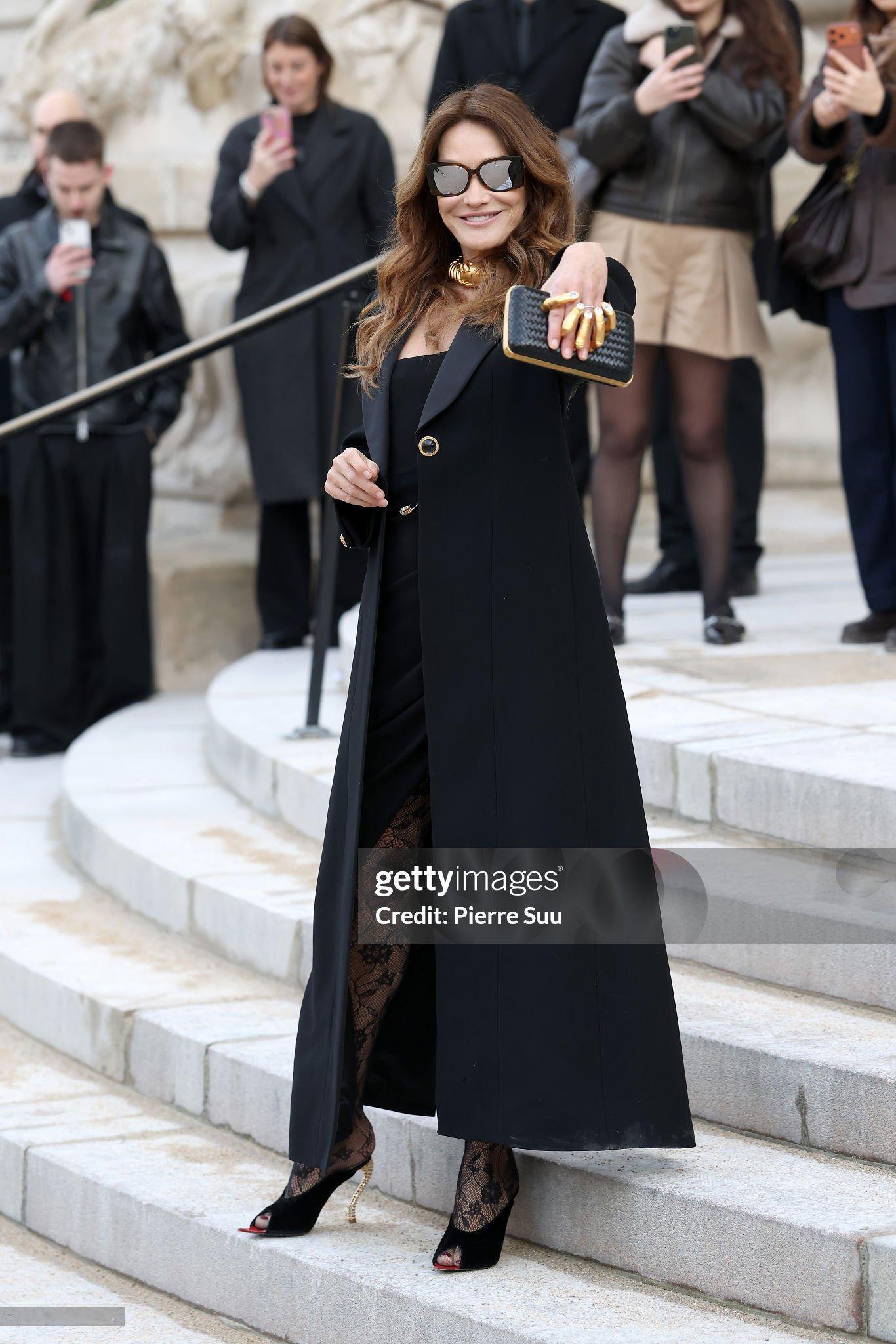 Schiaparelli ｜ 巴黎高定时装周 风采十足的 Carla Bruni