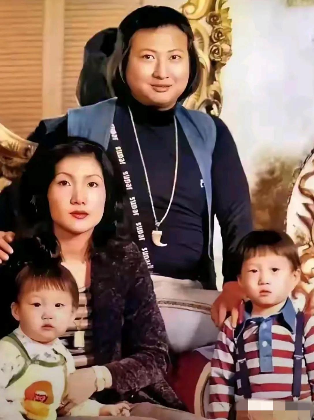 老照片：70年代洪金宝与韩国妻子及两个孩子！

那时的洪金宝虽然也偏胖，但仪表堂