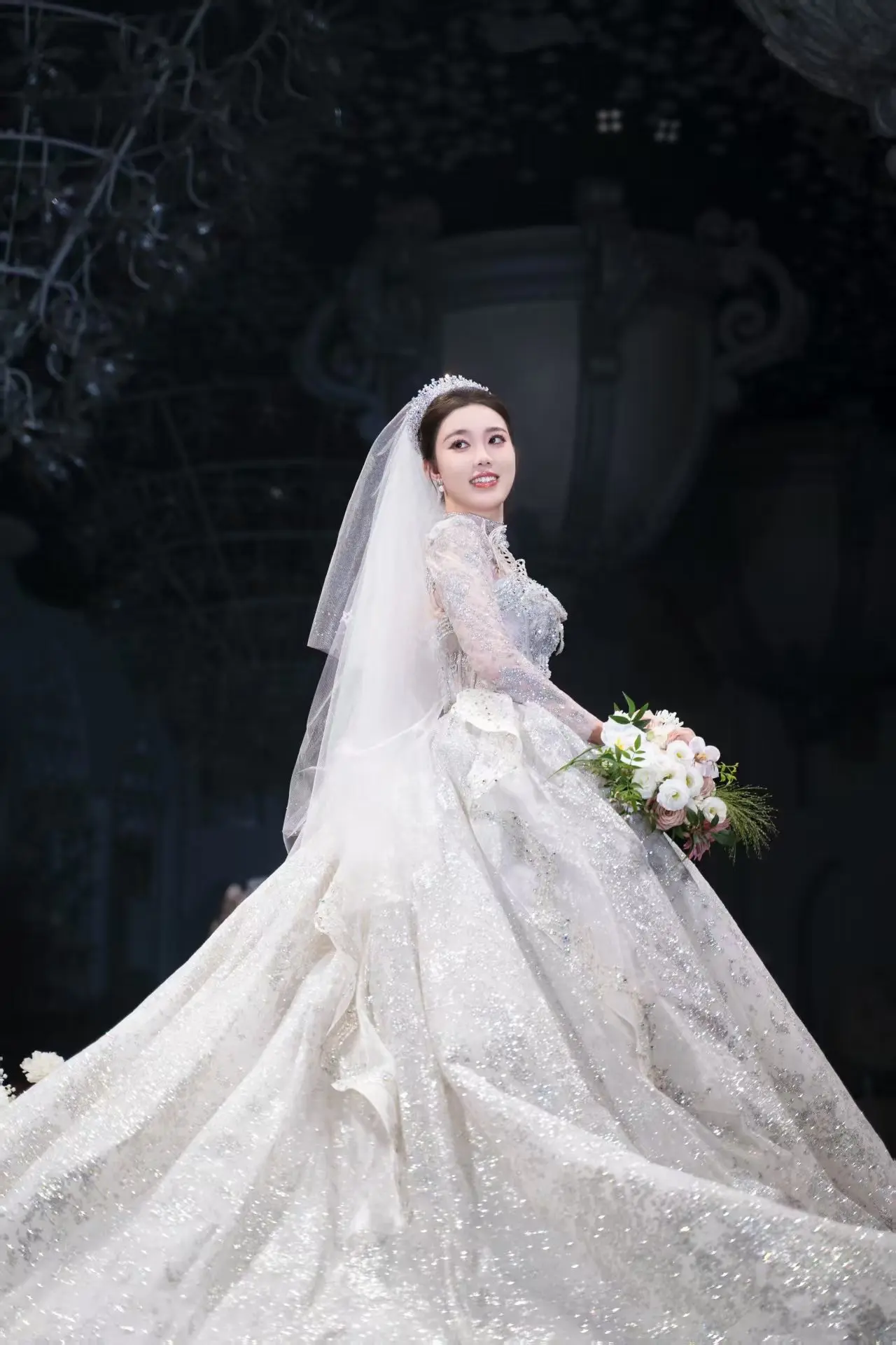 👰