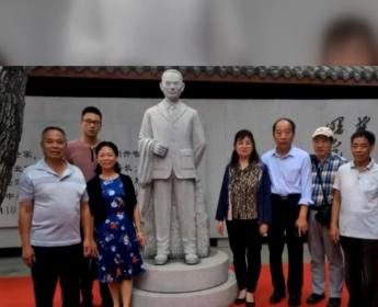 吴石的后人有点意思，明明父亲是潜伏多年的烈士，大名鼎鼎的“密使一号”，儿子吴韶成