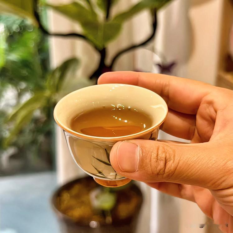 普洱茶保存多少年好喝?

深夜，家人都睡了，世界终于安静下来。烧一壶水，泡一杯茶
