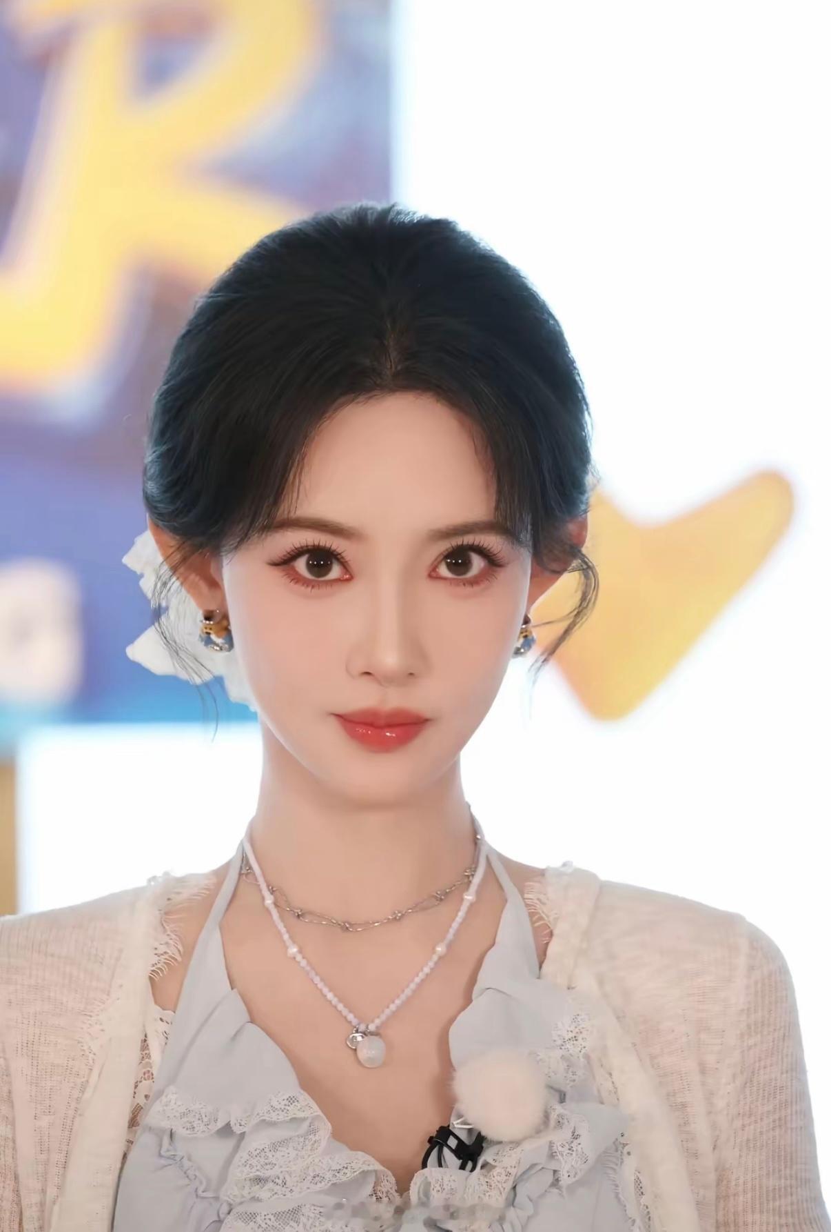 孟子义高跟鞋半蹲和粉丝合照知道粉丝站着拍照会有落差，即便穿着难站稳的高跟鞋，也主