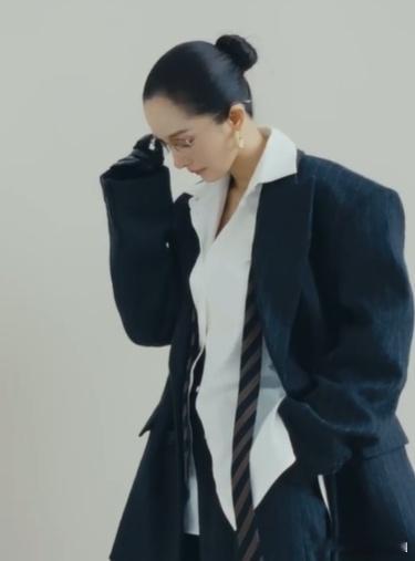 要追随杨幂一辈子杨幂大光明头顶带无框眼镜已经成为杨幂梦女了 刷到杨幂这造型直接疯