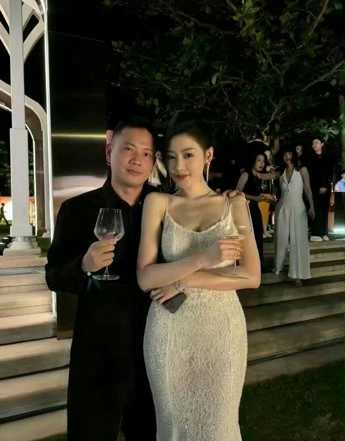 张天爱这个腰臀比真的逆天，她真的是脸喝身材匹配的大美女，只是可惜爆火之后规划没有