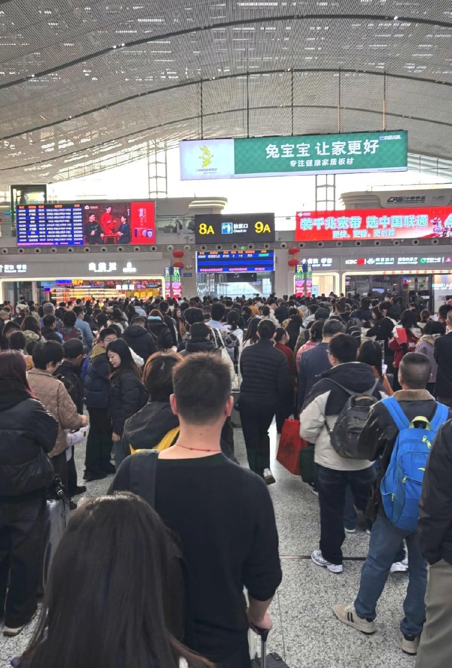 外出打工的牛马们，你们都回乡了吗？这是2月9日的深圳北站现况，中午11点半，深圳