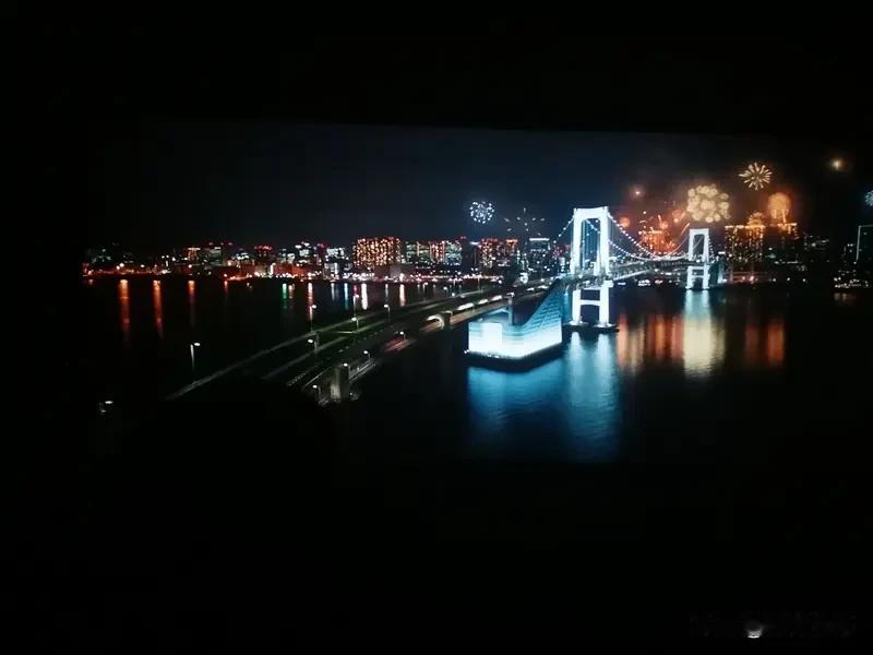《唐人街探案3》表达的内容丰富。从剧情看，影片似在探讨生命不可挽回之痛与迟来父爱