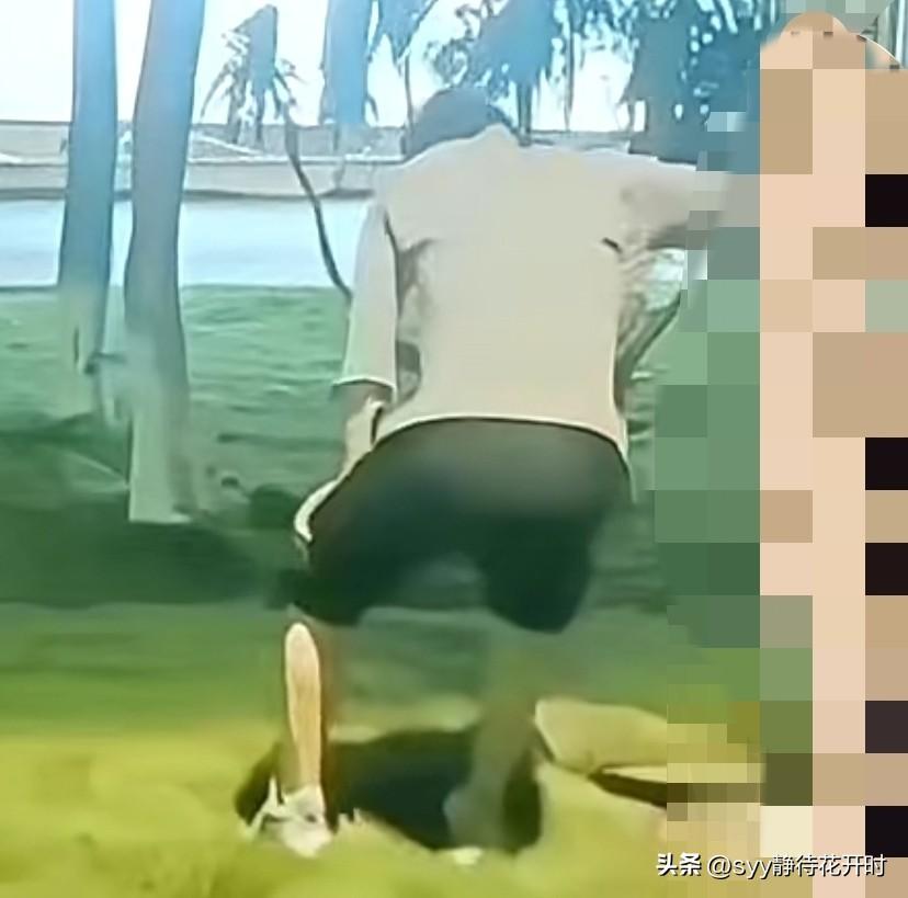 艾玛，笑死了！一个中年男刚跑完步，结果腿肚子突然抽筋了！于是，他就佝偻着身体扶着