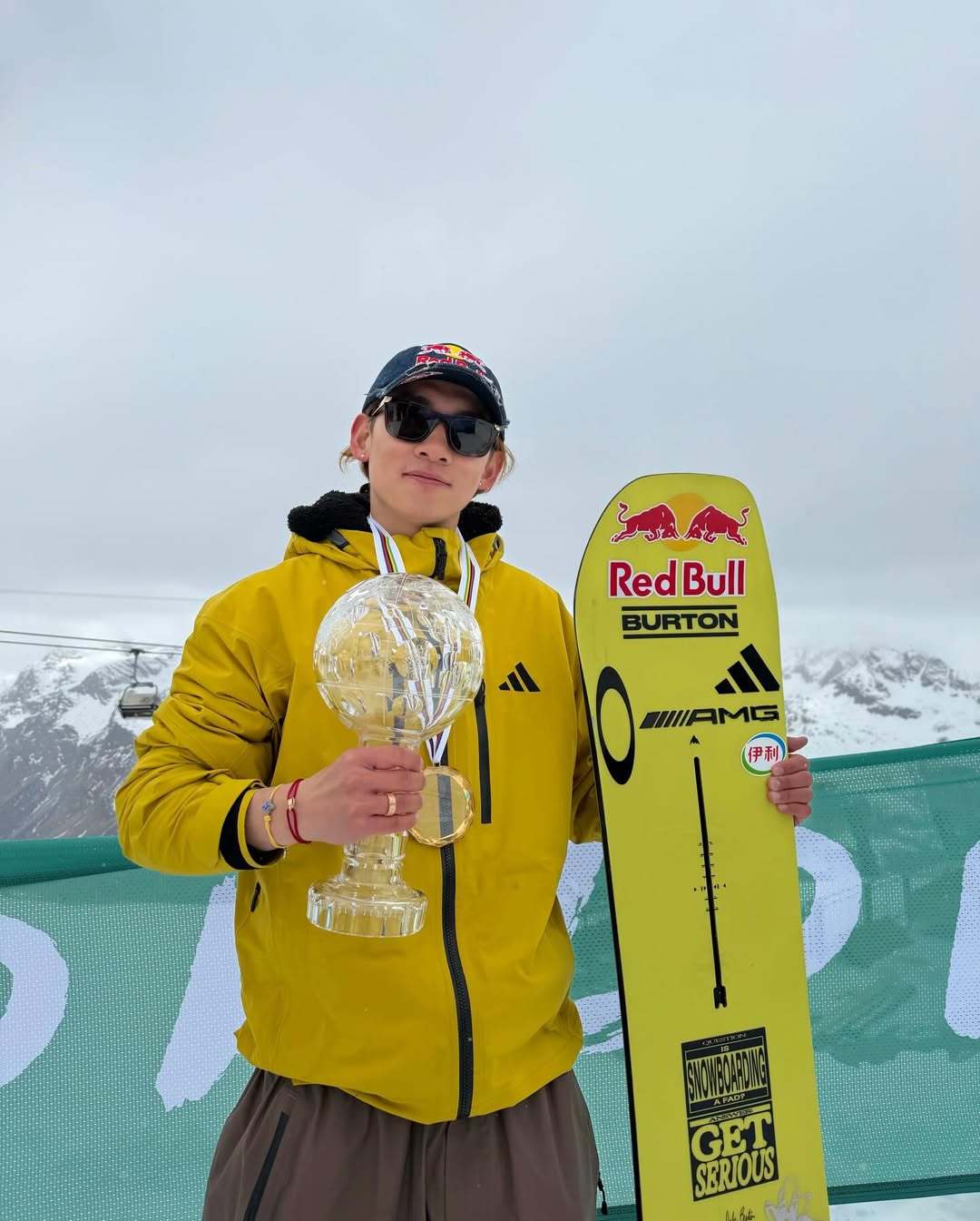 #苏翊鸣捧起水晶球奖杯##苏翊鸣回应坡障世界杯总冠军# 加冕单板滑雪世界杯男子坡