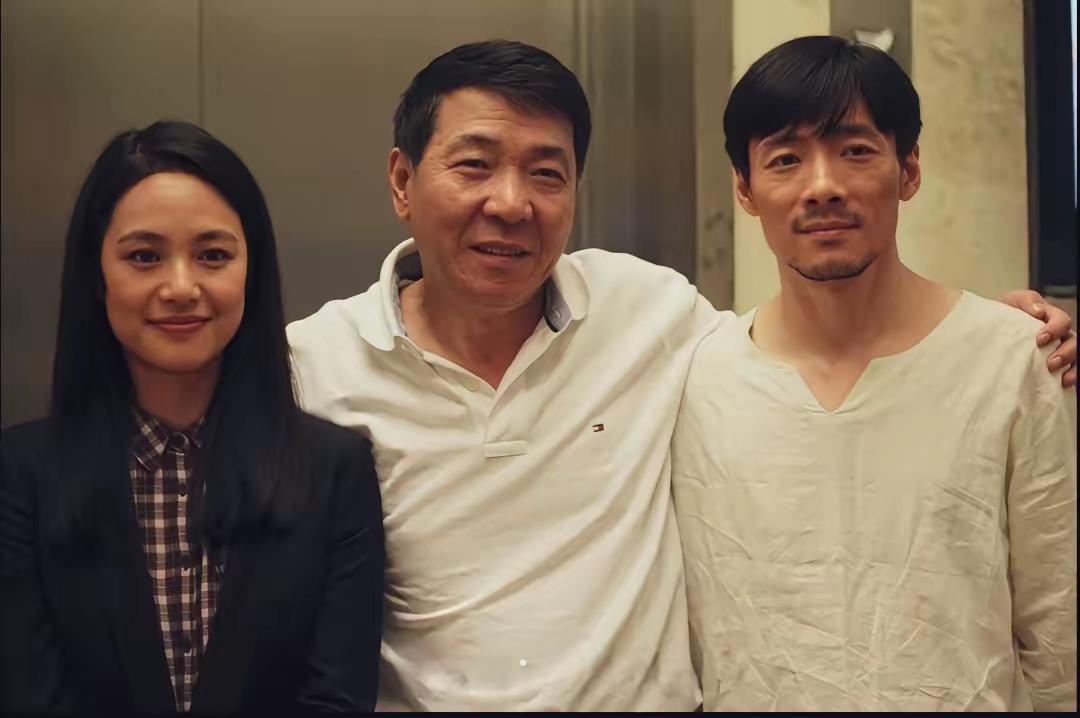 这张3人合照，我认出了气色盈和的电视剧领军人物郑晓龙，他执导的《甄嬛传》、《渴望