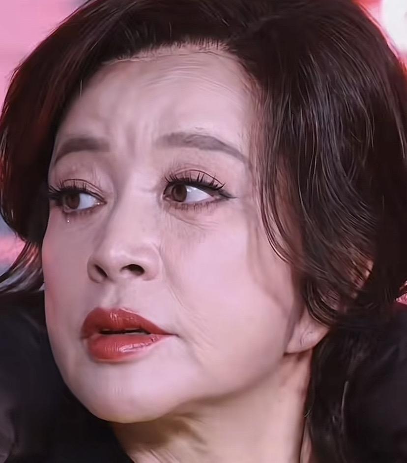 刘晓庆不适合演中年女性，
更不适合演少女了。
她比较适合演奶奶、太奶之类的角色。