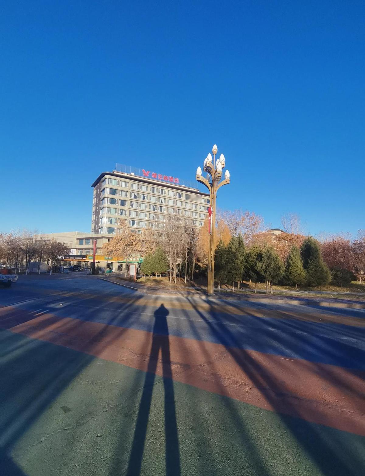 抱怨多了，家不和，事不顺。
职场里天天怨天尤人，升职加薪都难。
别让情绪成了你的